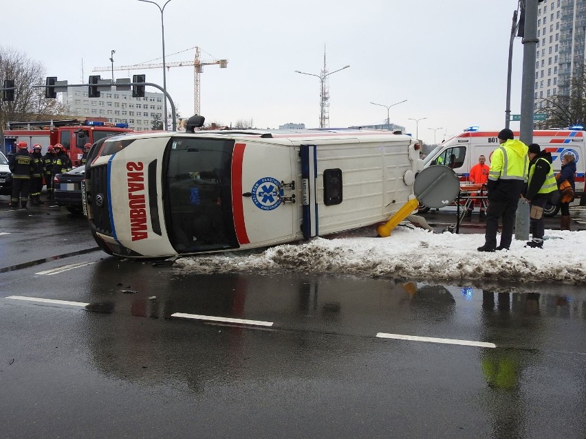 Białystok. Wypadek karetki na ul. Waszyngtona. Trzy osoby...