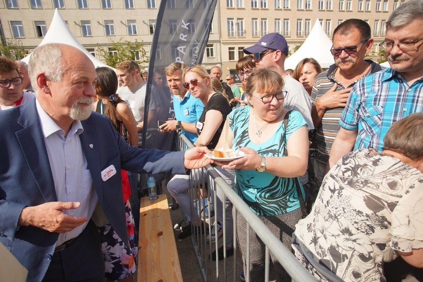 Olbrzymi tort upamiętnił obrady Okrągłego Stołu w 1989 roku...