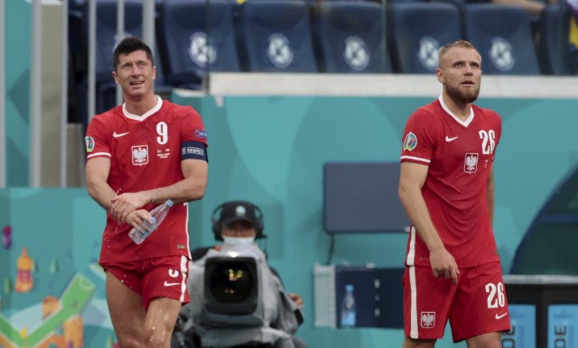 Tymoteusz Puchacz obok Roberta Lewandowskiego podczas meczu Euro 2020 ze Szwecją