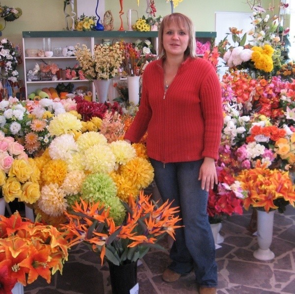 Agata Idec ze stalowowolskiej kwiaciarni poleca przed Wszystkimi Świętymi sztuczne kompozycje kwiatów.