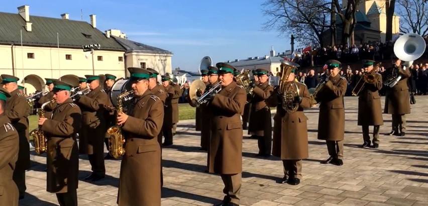 Niepodległa do Hymnu w Kielcach. Zobacz jak kielczanie śpiewali przed Pałacem Biskupów [WIDEO]