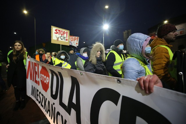 Protest w Katowicach: Nie dla CPK! Manifestujący blokowali rondo w Piotrowicach.Zobacz kolejne zdjęcia. Przesuwaj zdjęcia w prawo - naciśnij strzałkę lub przycisk NASTĘPNE