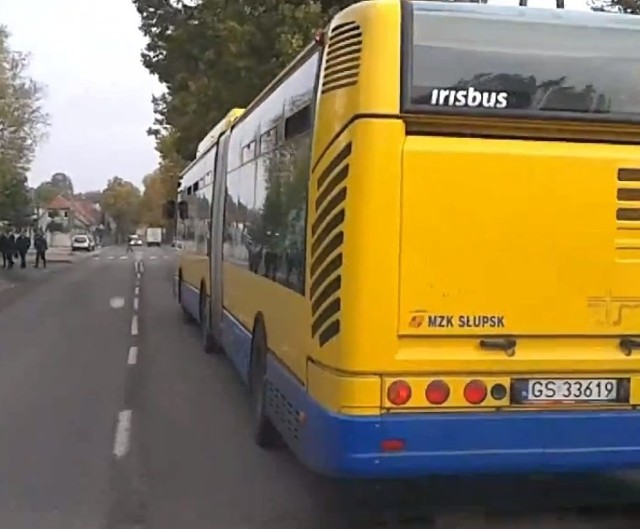Kontroler biletów pobił się z pasażerem w autobusie w Słupsku.