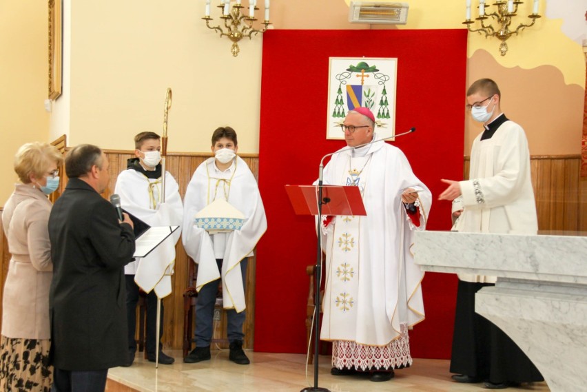 Obierwia. Poświęcenie nowego ołtarza w kościele pw. NMP Częstochowskiej. 3.05.2021. Zdjęcia