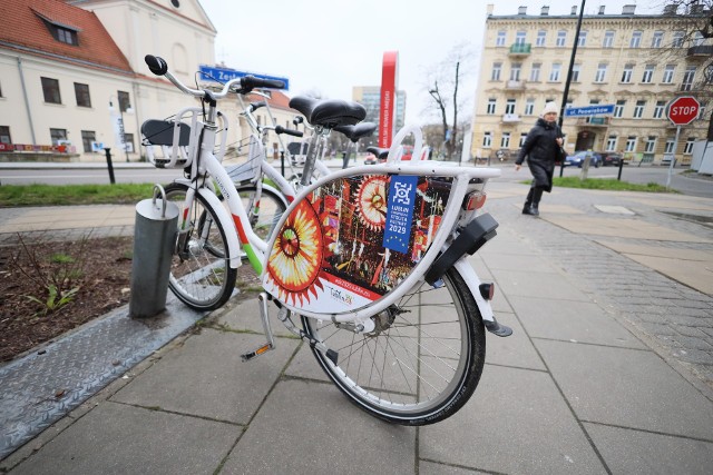 10 rowerów elektrycznych będą w tym sezonie mieli do dyspozycji lublinianie, którzy korzystają z miejskich jednośladów. Od dzisiaj na ulicznych stacjach pojawi się pięć z nich.