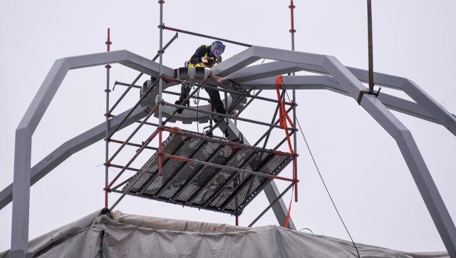 W ciągu tygodnia powinny zakończyć się działania związane z posadowieniem i zamontowaniem kopuły wieńczącej stalową konstrukcję oliwskiej palmiarni.