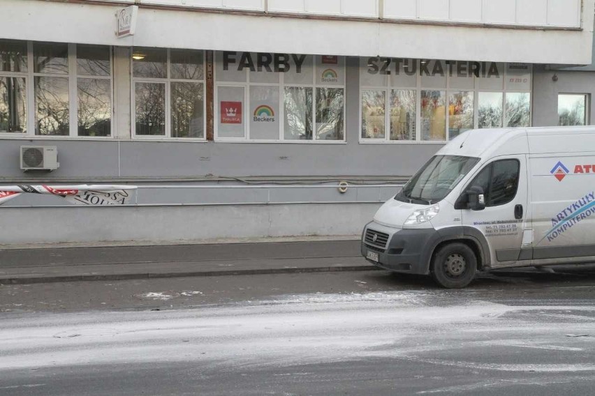 Wrocław: Ulica cała biała. Po wypadku busa z farbą