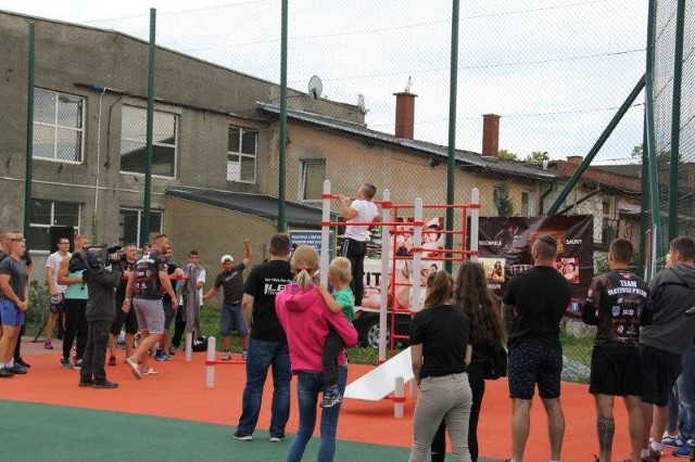 Pomysłodawcą Mistrzostw Karlina „Street Workout" w Podciąganiu jest Mateusz Polski, pięściarz KSW Róża Karlino, lider reprezentacji Polski w boksie olimpijskim. Na jego zaproszenie odpowiedzieli miłośnicy wymagającego treningu.W rywalizacji w trzech kategoriach: do 75 kg, 75 kg - 90 kg, powyżej 90 kg, udział wzięło 22 zawodników. Każdy miał tylko jedno podejście, a rywalizacja polegała na poprawnym wykonaniu maksymalnej liczby podciągnięć. Najlepszy zawodnik podciągnął się 26 razy. Organizatorzy nagrodzili też jedyną kobietę wśród startujących - Amanda Tomczyk podciągnęła się 10 razy. Fotogaleria laureatów na zdjęciach.Zawody Mateusz Polski zorganizował we współpracy z ZOSTiR Sp. z o.o. i gminą Karlino, przy wsparciu sponsorów. Impreza odbyła się na terenach rekreacyjnych przy nowym bloku na osiedlu Biedronka w Karlinie. Tam od maja działa siłownia z urządzeniami do Street Workout. Potrzebę tworzenia tego typu miejsc do ćwiczeń zgłaszali burmistrzowi Karlina przedstawiciele Młodzieżowej Rady Miejskiej. - Już wkrótce oni, jak również wszyscy zwolennicy aktywnego spędzania czasu wolnego będą mogli korzystać z nowych urządzeń, którą zostaną zamontowane na remontowanej Przystani Kajakowej Wodnik oraz w hali sportowej, gdzie trenują bokserzy i zapaśnicy – zapowiada Magdalena Jaworska-Dużyńska, kierowniczka Referatu Promocji I Rozwoju Gospodarczego w Karlińskim ratuszu.Zobacz także Maraton Zumby w Sianowie