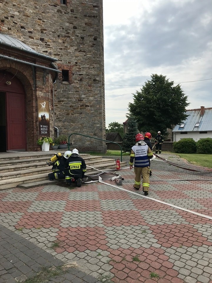 Pożar w zakrystii kościoła w Fałkowie. Tak ćwiczyli strażacy [ZDJĘCIA]