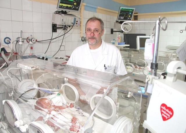 Doktor Grzegorz Tokarski, konsultant wojewódzki w dziedzinie neonatologii podkreśla, że nowoczesny sprzęt do ratowania życia najmniejszych dzieci trafia do szpitali głównie dzięki zakupom Wielkiej Orkiestry Świątecznej Pomocy.