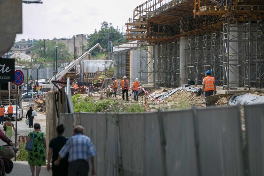 Kraków. Kolejarze instalują nowe tory, więc pociągi znów nie kursują