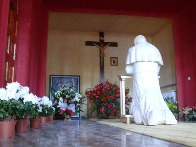 Podczas uroczystości w Staszowie zostanie poświęcona odnowiona kaplica papieska, która swoim wyglądem nawiązuje do osobistej kaplicy Jana Pawła II.