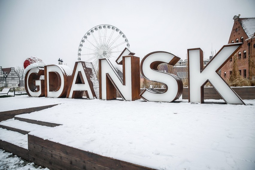 Napis "Gdańsk" w świątecznej odsłonie. Pojawiła się na nim czapka Świętego Mikołaja, która będzie podświetlona każdego dnia od godz. 16:00
