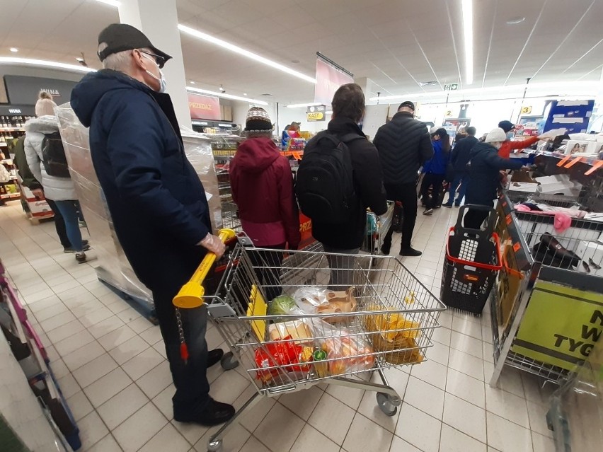 Wrocław: Tłoczno w sklepach przed wieczorem sylwestrowym