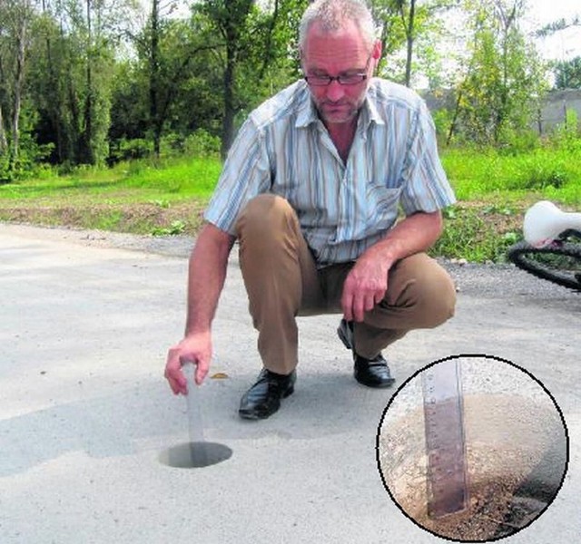 9 cm grubości ma warstwa asfaltu, który wylano przy ul. Kryształowej. 4 cm to warstwa ścieralna, a 5 to warstwa wiążąca. Zdaniem Roberta Bodaszewskiego, to wystarczająca grubość na taką drogę