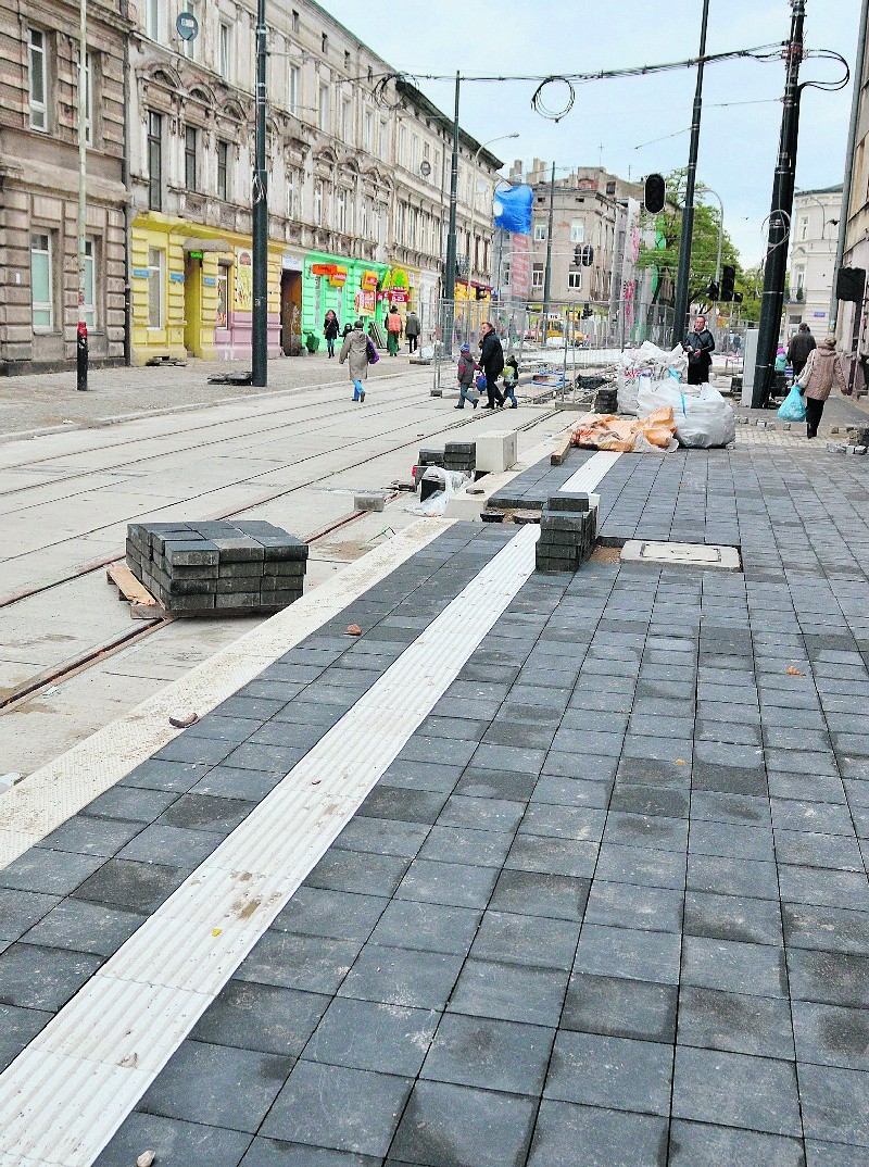 Rowki w płytach na peronach przystanków tramwajowych mają...