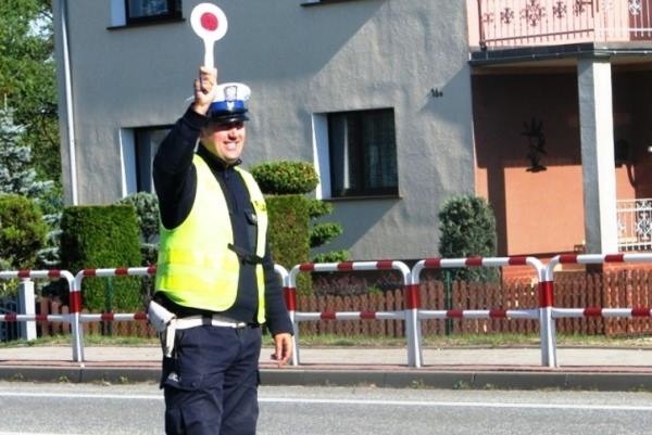 Mundurowi zatrzymali mężczyźnie prawo jazdy, a auto zostało zabezpieczone na parkingu.