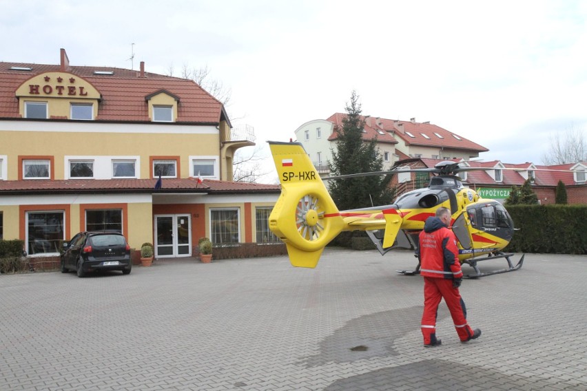 Śmigłowiec LPR wylądował pod hotelem na Kowalach. Reanimowano rowerzystę [ZDJĘCIA]