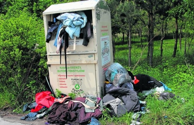 Pojemnik na używaną odzież pęka w szwachPrzepełniony pojemnik na używaną odzież w gminie Masłów (w pobliżu ulicy Szybowcowej) będzie uprzątnięty.