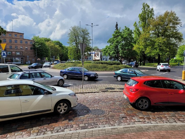 Niemal codziennie na słupskim rondzie Jacka Kuronia, w godzinach szczytu, dochodzi do zakorkowania przylegających do ronda ulic.