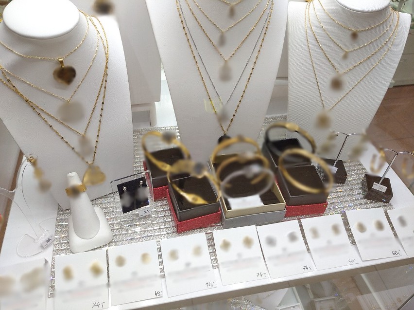 Prawie 300 sztuk podrabianej biżuterii zabezpieczyli funkcjonariusze KAS. Były sprzedawane w galeriach w Lublinie