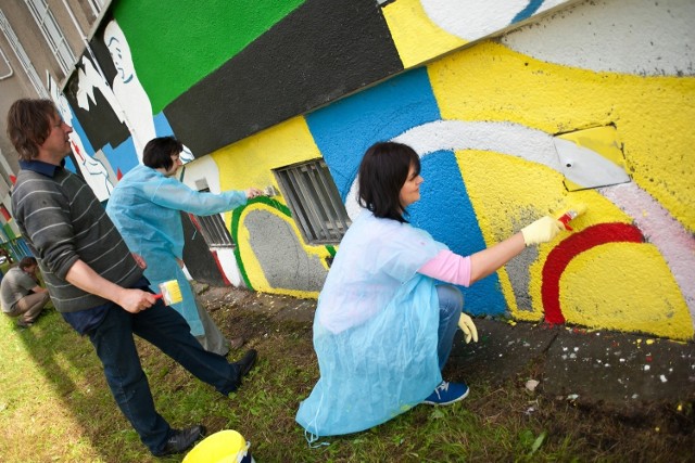 "Poromcy bazgrołów" upiększają przychodnię przy ul. Pachońskiego w Krakowie.