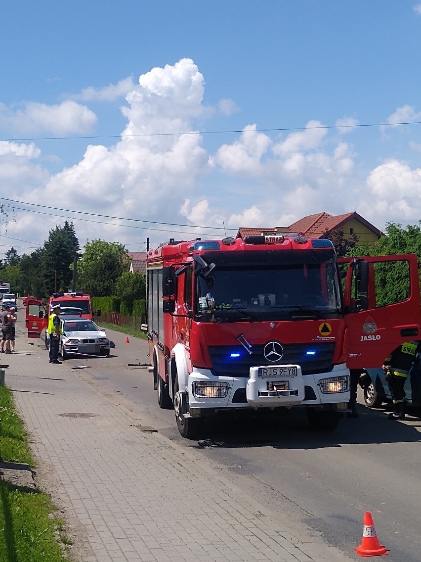 Groźny wypadek w Jaśle. Kierowca zakleszczony w samochodzie [ZDJĘCIA INTERNAUTY]