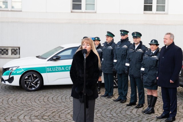 Służba Celno–Skarbowa, działająca w ramach Krajowej Administracji Skarbowej otrzymała przedwczesny prezent pod choinkę. Jest nim nowy samochód, który ma poprawić mobilność funkcjonariuszy i zwiększyć skuteczność kontroli obrotu towarów między innymi na bydgoskim lotnisku.