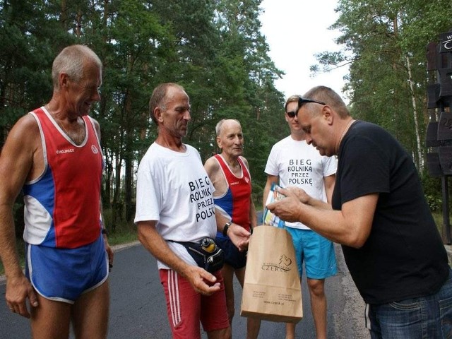 Ryszard Kałaczyński spotkał się z serdecznym przyjęciem na trasie biegu, m.in. witali go biegacze z Czerska i Chojnic