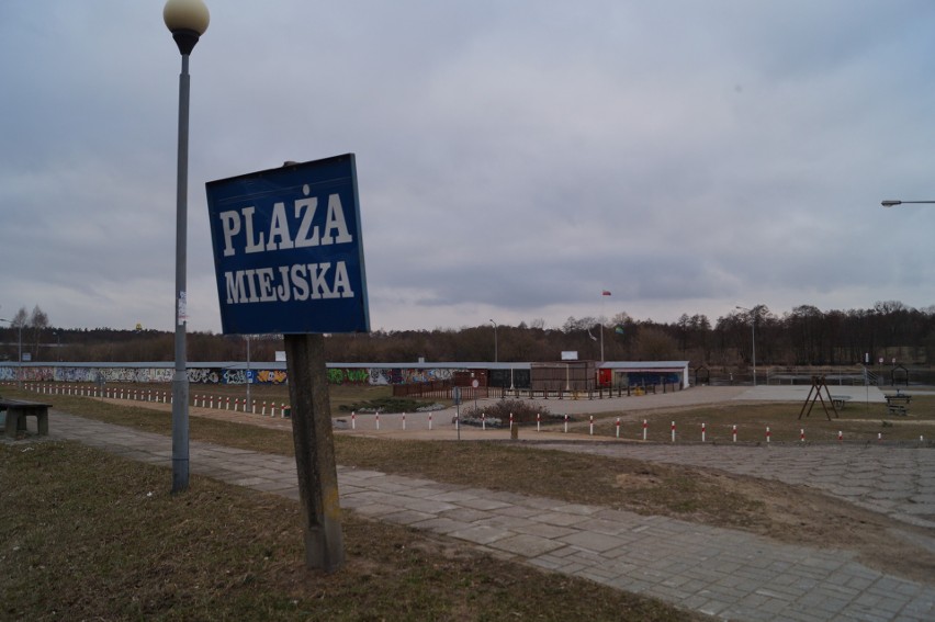 Plaża miejska i szereg garaży wykorzystywanych między innymi...