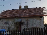 "Ich Nowy Dom" w Busku-Zdroju. Wymiana dachu domu państwa Woźniak idzie pełną parą (DZIEŃ 8, ZDJĘCIA)