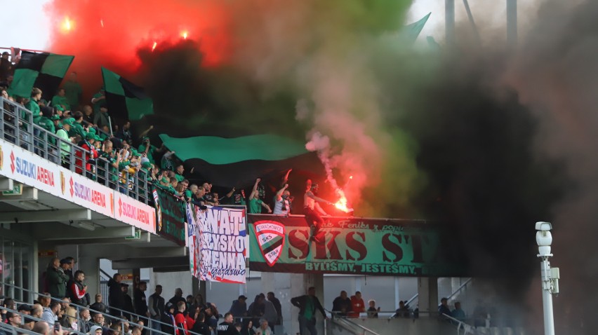 Kibice Staru Starachowice zapalili race w barwach klubu.