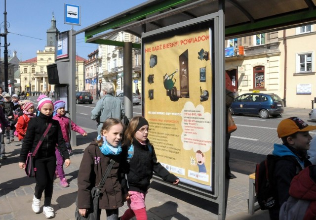 Akcję "Nie bądź bierny!Powiadom!" reklamowało 700 plakatów rozwieszonych na przystankach komunikacji miejskiej w Lublinie 