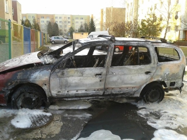 Trzy samochody spłonęły doszczętnie, pozostałe dwa w około 70-80 procentach