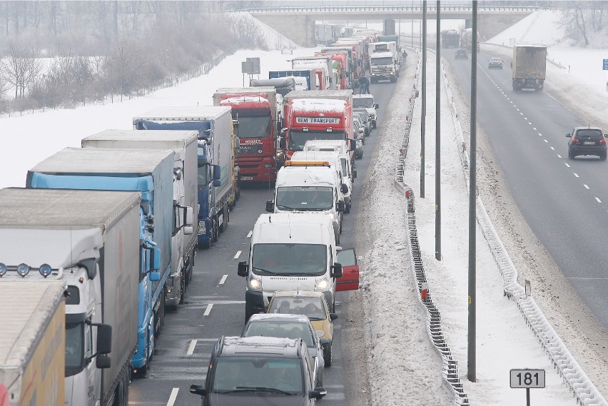 Jazda nieodśnieżonym samochodem – w okresie zimowym, często...