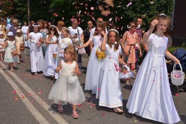 ZOBACZ - TRADYCJA PROCESJI BOŻEGO CIAŁACeremonia święta Bożego Ciała w największej żagańskiej parafii - Wniebowzięcia Najświętszej Marii Panny rozpoczęła się Mszą Świętą w Kościele Mariackim. Wierni po brzegi wypełnili tę piękną świątynie, a pierwsze ławki zarezerwowane były tradycyjnie dla najmłodszych parafian, którzy niedawno przystąpili do Pierwszej Komunii świętej. Po zakończeniu nabożeństwa spod Kościoła ruszyła kolorowa procesja do której dołączyli mieszkańcy Żagania. Pięknie prezentowały się pierwszokomunijne dzieci sypiąc kwiaty przed baldachimem z monstrancją. Na ulicach miasta zlokalizowane były kolejne cztery ołtarze przy których księża parafii WNMP modlili się w intencji wiernych i miasta. Procesja zakończyła się przed Kościołem Piotra i Pawła na ulicy Gimnazjalnej, tuż przy budynku Urzędu Miejskiego.