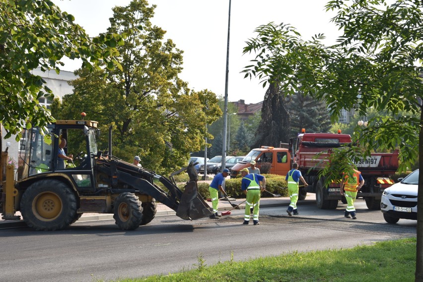 Tarnów. Drogowcy kładą asfalt na al. Solidarności. Są utrudnienia w ruchu