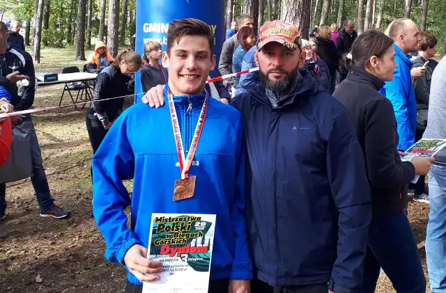 Dominik Rugała ze swoim trenerem Jackiem Więckowskim po medalowym starcie w mistrzostwach Polski w Krynkach.