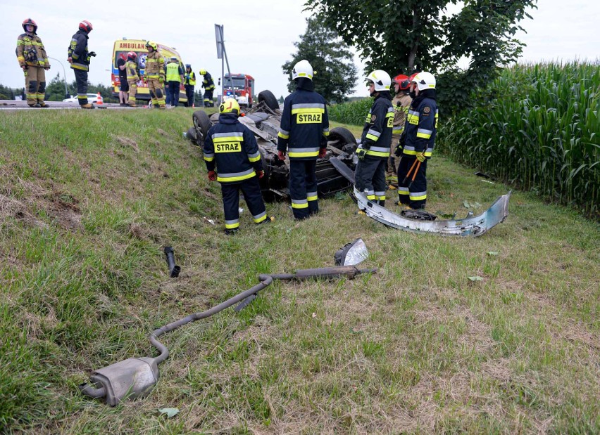 Wypadek w Duńkowiczkach. Na drodze krajowej nr 77 ford mondeo zjechał z drogi i koziołkował. 19-latek został ranny [ZDJĘCIA]