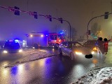 Zderzenie samochodów w Toruniu. Jeden z kierowców nie zastosował się do świateł [zdjęcia]