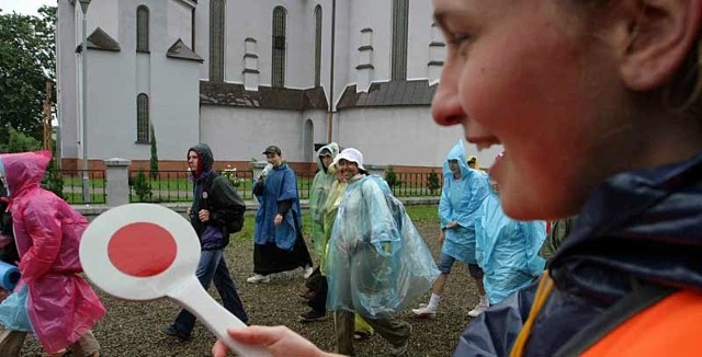 Osoby pilnujące porządku na pielgrzymce wyposażone są w lizak i kamizelkę odblaskową. Za swoją pracę nie biorą wynagrodzenia.