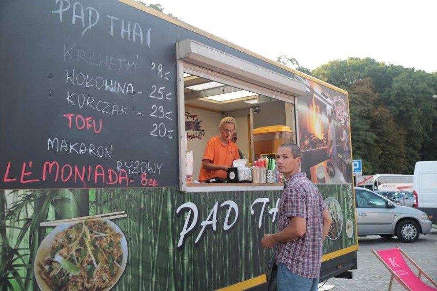 Letni zlot foodtrucków pod Galerią Kazimierz. Było naprawdę gorąco! [ZDJĘCIA]