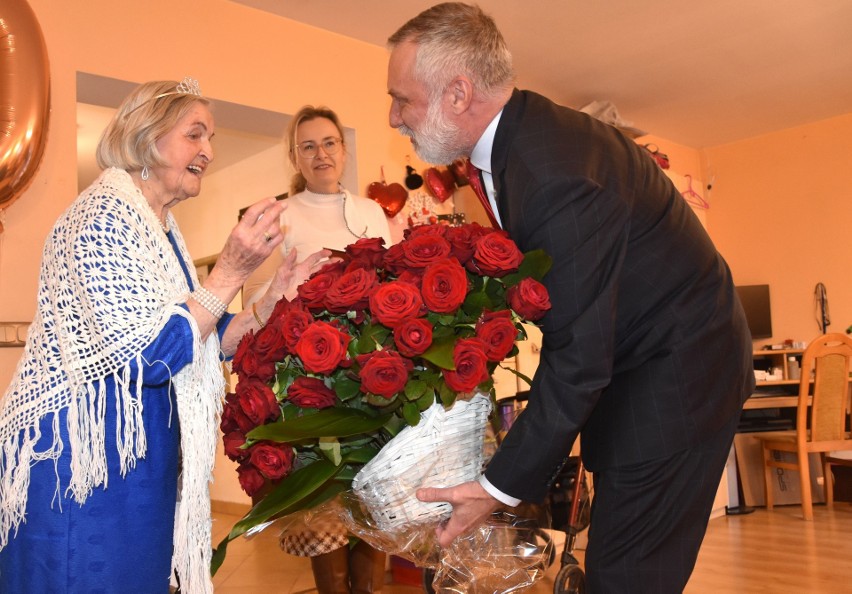 Na setne urodziny jubilatka otrzymała sto róż od Piotra...