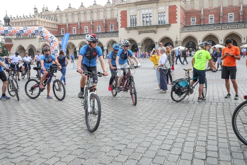 Niewidomi rowerzyści wyruszyli z Krakowa do Hiszpanii