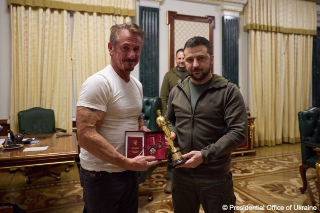 Sean Penn podczas swojej trzeciej wizyty na Ukrainie przekazał Wołodymyrowi Zełenskiemu Oskara. Zostanie tam aż do wygrania przez Ukrainę wojny z Rosją.