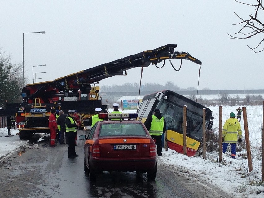 Wrocław: Wypadek wozu MPK. Autobus z pasażerami wjechał do rowu (ZDJĘCIA)