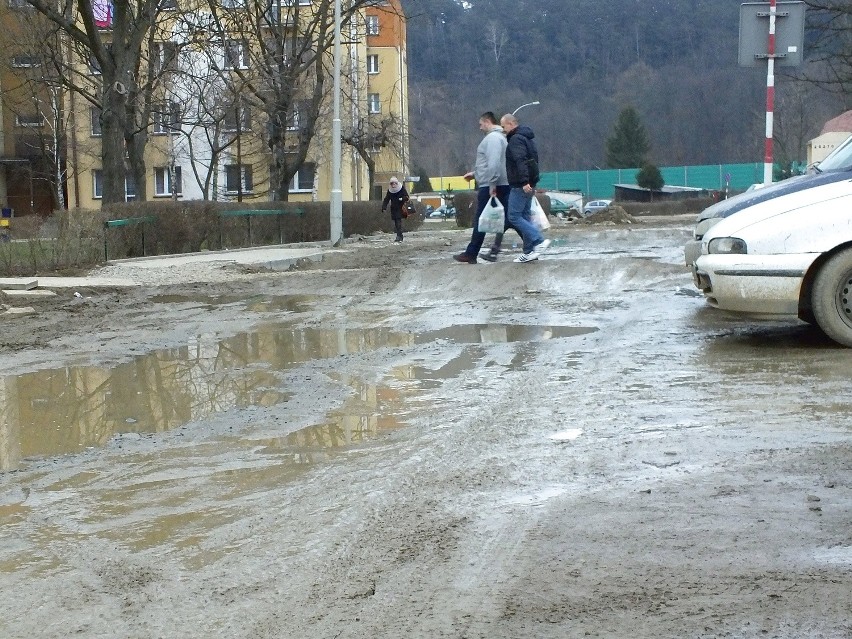  Ulica Konopnickiej stała się torem przeszkód