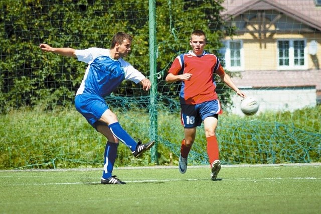 Piłkarze z Narewki (czerwone koszulki) dobrze wspominają mecze z Włókniarzem. W ubiegłym roku zremisowali w Białymstoku 2:2, teraz wygrali 3:0.