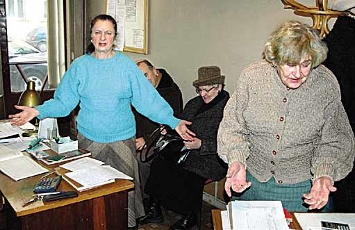 - W takich warunkach nie da się pracować - rozkładają ręce Leokadia Drzewińska (z lewej) i Włodzimiera Niedzielska.