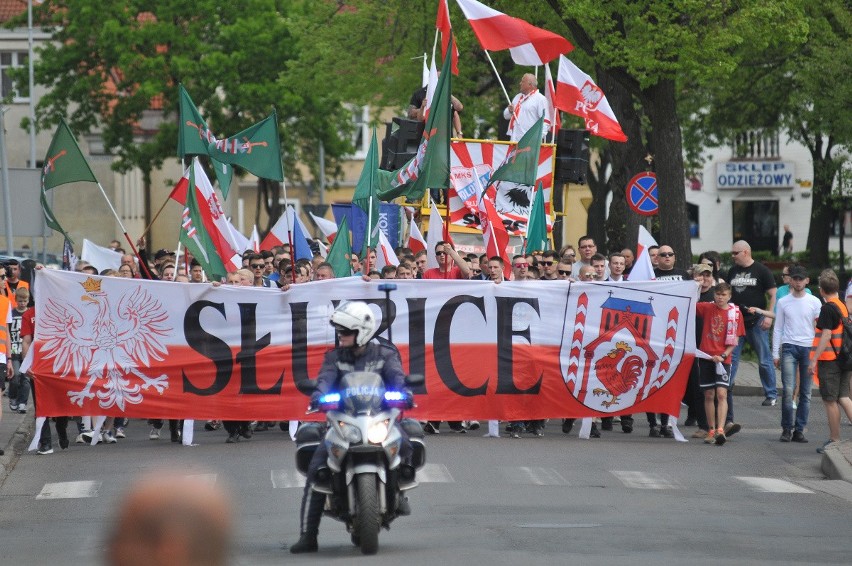 W manifestacji przeciwko imigrantom uczestniczyło około 200...